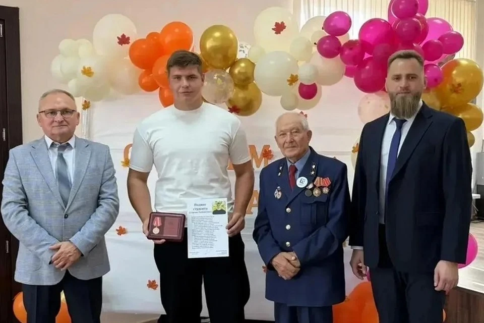 Сергею вручили награду за спасение школьницы. Фото: МКУ "Служба спасения" Армавира