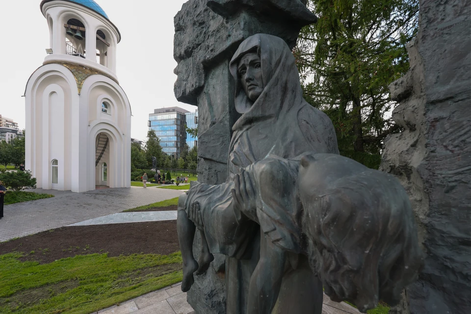 Александр Беглов и Александр Бельский почтили память жертв трагедии в Беслане. Фото: Смольный