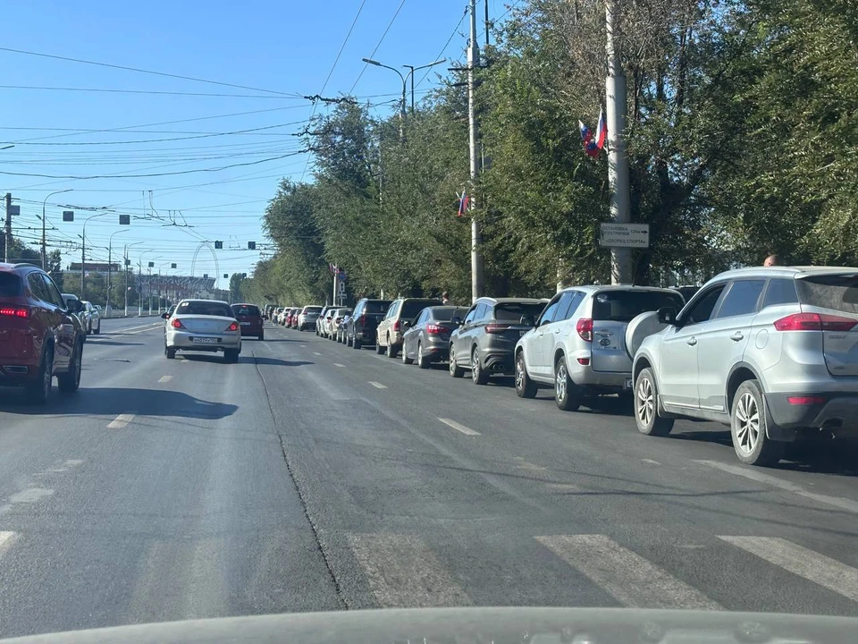 Очередь на АЗС на дорогах в Волгограде стала нормой последних дней