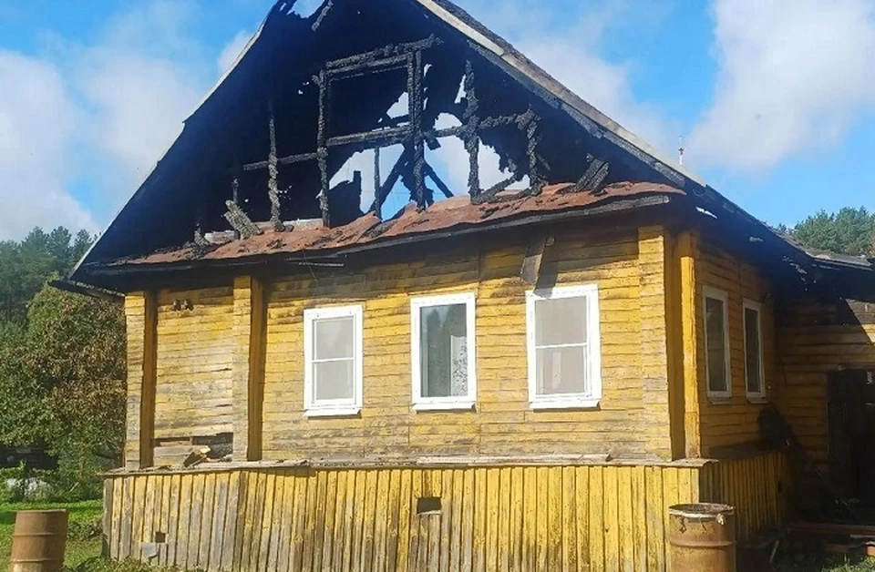 Дом подожгли.