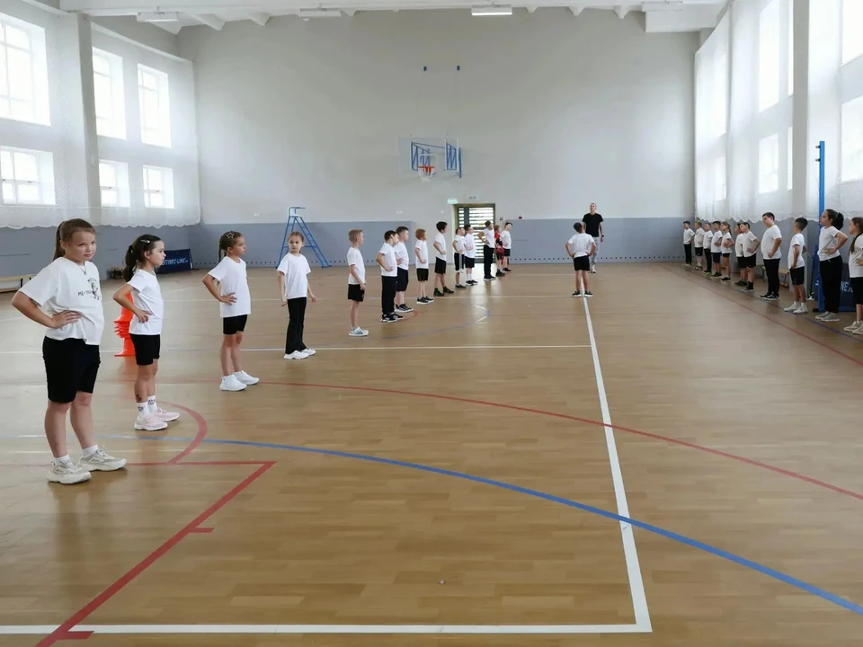 Помимо кабинетов, в корпусе есть два спортивных зала, столовая, зона отдыха