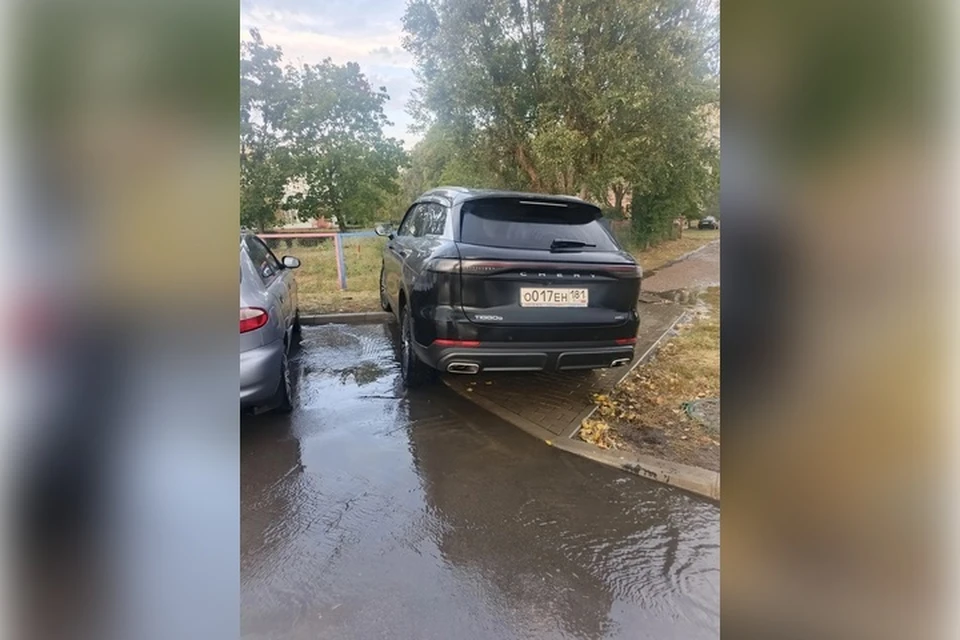 Припаркованный автомобиль разместили в соцсетях. ФОТО: соцсети