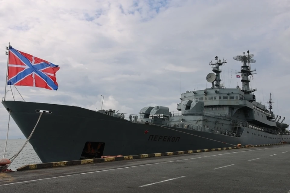 Российский корабль в камбоджийском порту.