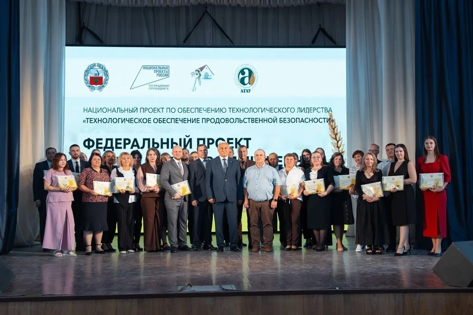 Преподавателям АГАУ вручили ключи от новых квартир. Фото: Константин Пехтерев/Пресс-служба правительства Алтайского края