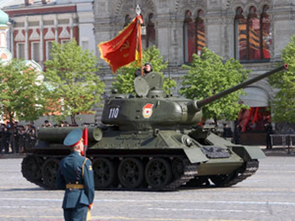Открыла механизированную часть парада колонна легендарных советских танков Т-34