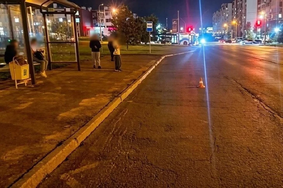 Автобус наехал на ребенка на остановке.