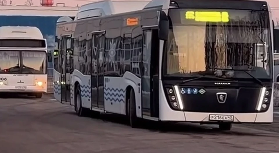 Автобусы опаздывают.