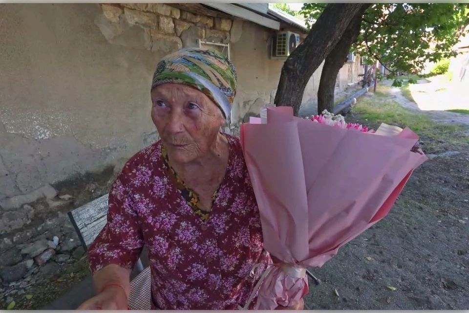 Пережившая немецкую оккупацию пенсионерка из Бердянска получила поздравления с 93-летием. Фото: Народный фронт Запорожской области