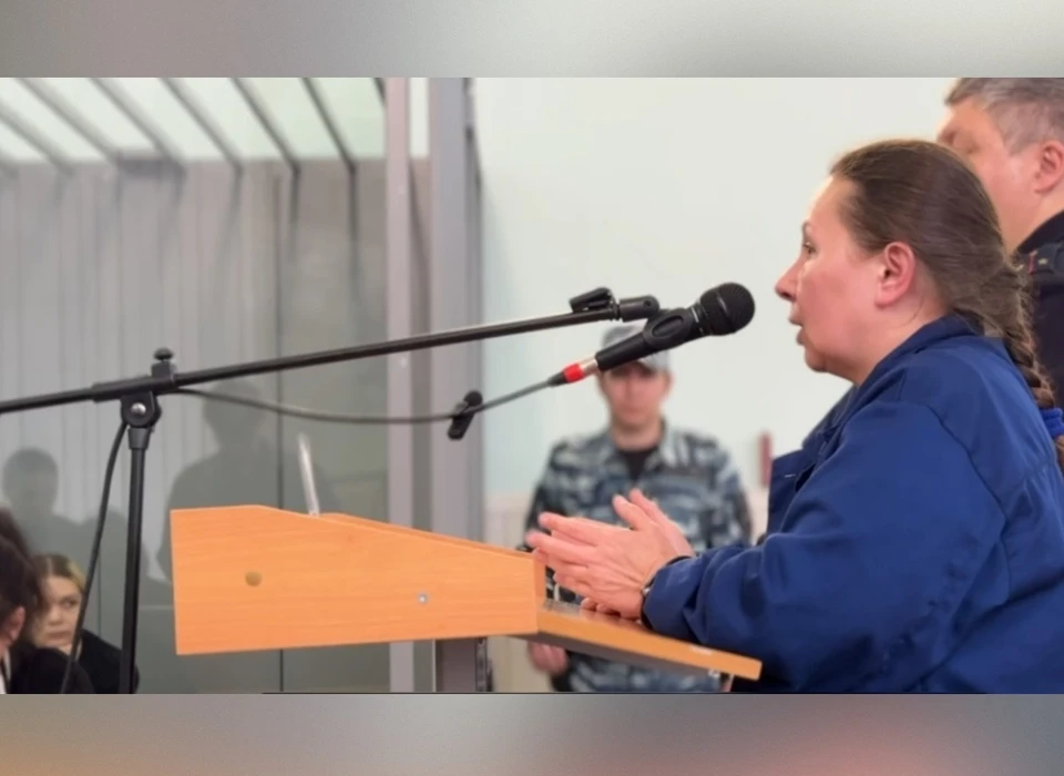 Екатерина Тархова внимательно следила за выступлением матери на суде.