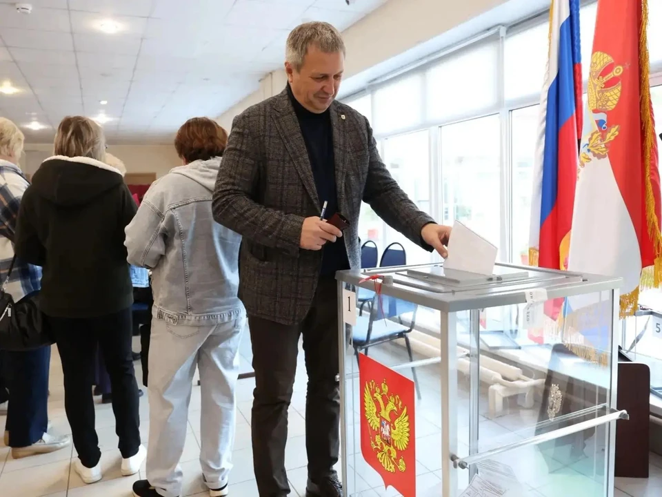 Носков проголосовал на избирательном участке в школе № 6.