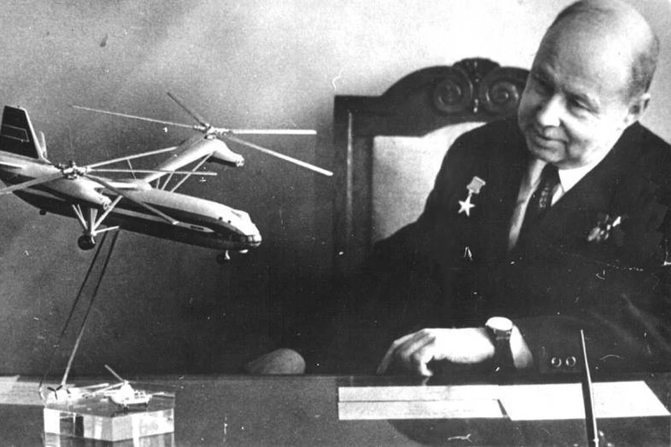 78 лет назад впервые взлетел вертолёт Ми-1. На фото Михаил Миль и макет Ми-12, самого тяжелого вертолёта в мире. Фото: Фонд М. Л. Миля.