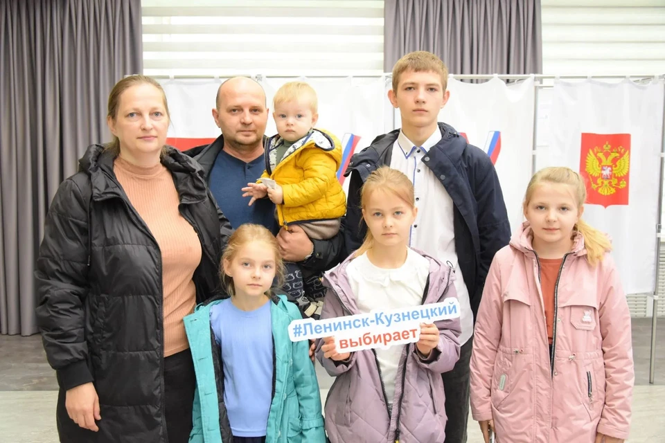 В Кузбассе многодетная семья пришла на выборы вместе с пятью детьми.
