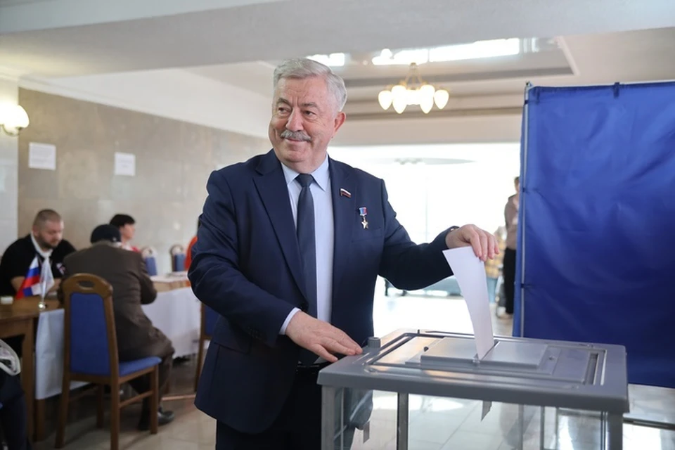 Депутат Госдумы Виктор Водолацкий проголосовал в Луганске