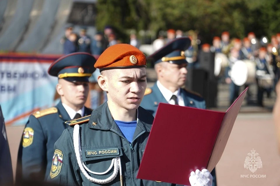 Будущие спасатели разделили торжественный момент с близкими. Фото: ГУ МЧС Свердловской области