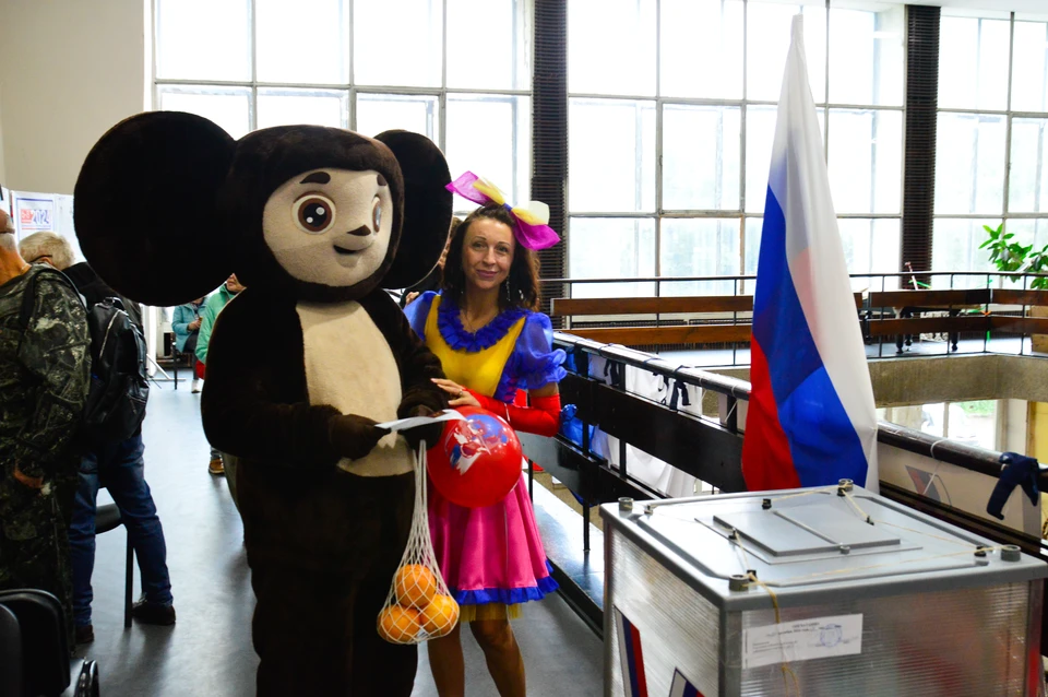 Чебурашка с апельсинами пришёл на голосование в Казани