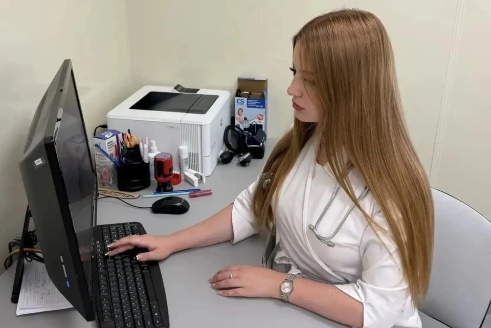 С октября 2025 года Арина трудится врачом приемного отделения в больнице Волновахи. Фото: Минздрав ДНР
