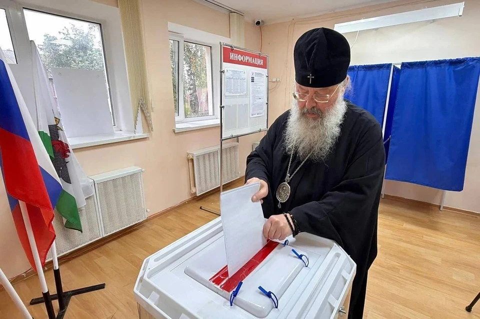 Глава епархии проголосовал на избирательном участке № 270 в Приволжском районе Казани. ФОТО: Татарстанская митрополия