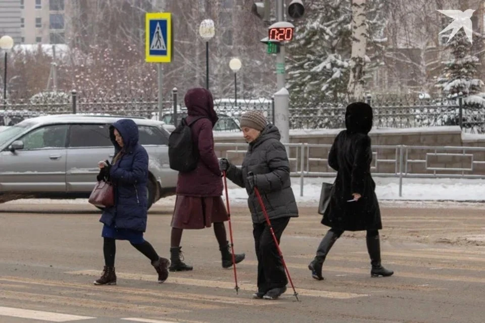 Асфальт зимой разрушается и поэтому, надо найти способ его защиты. Снимок носит иллюстративный характер.