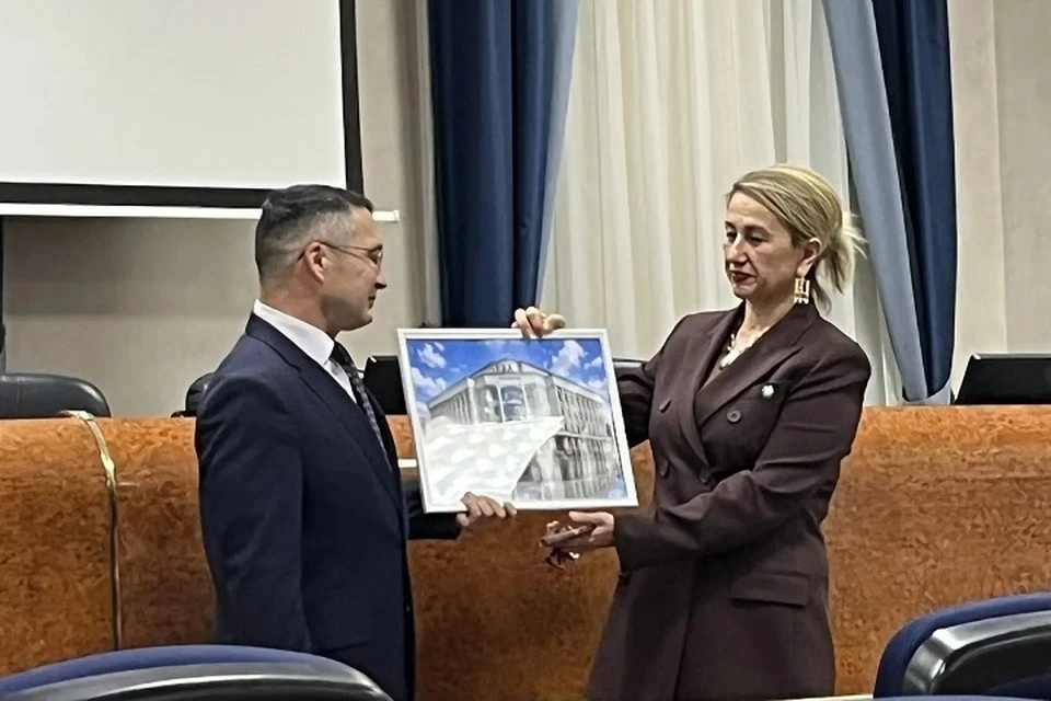 Глава ведомства Ирада Аюпова поблагодарила его за плодотворную работу. Фото: пресс-служба Минкультуры РТ