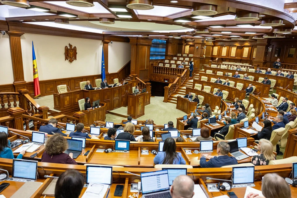 Парламент принимает законы, которые вступят в силу «когда-нибудь». Фото:соцсети