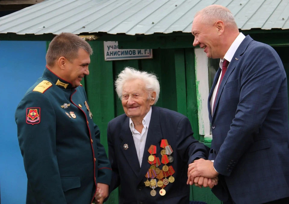 Во дворе дома ветерана звучали песни военных лет.