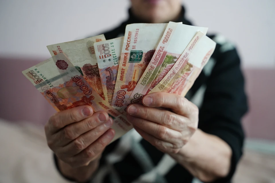 Бабушка заняла деньги и отдала их мошенникам.