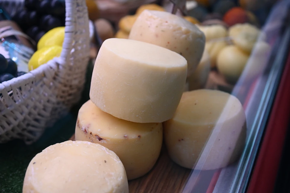 В Новосибирской области суд обязал сыркомбинат остановить продажи продукции.