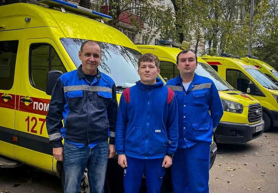 Бригада не стала терять ни секунды и немедленно приступила к электроимпульсной терапии.
