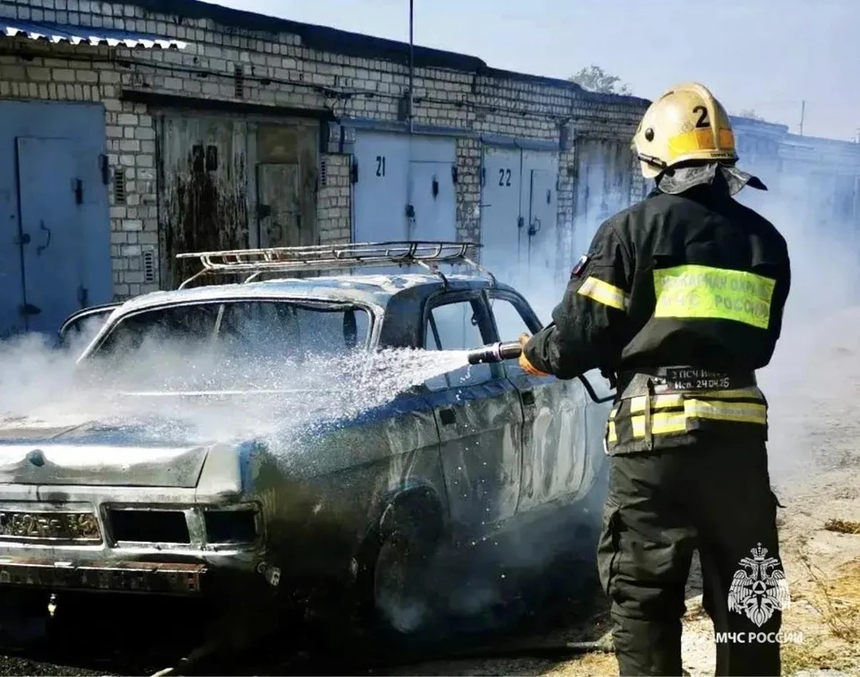 Спасатели потушили машину.