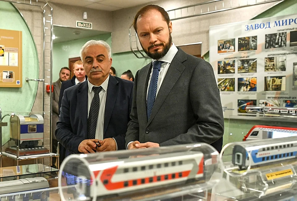 Виталий Королев во время посещения вагонзавода в Твери