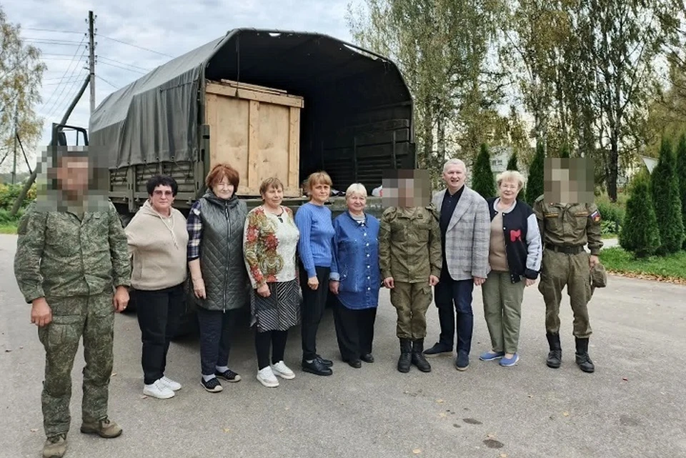 Женщины объединения «Ярославна» из Гаврилов-Ямского округа плетут маскировочные сети. ФОТО: предоставлено Кириллом Кудрявцевым
