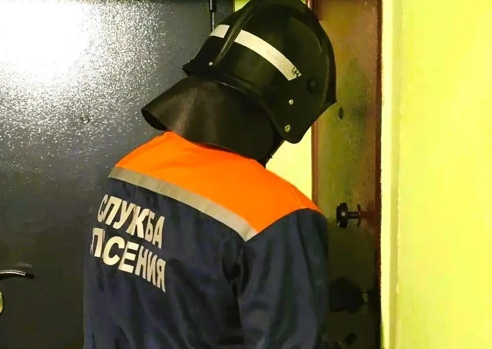 Ульяновские спасатели вскрыли заклинившую дверь и освободили из квартиры мужчину | ФОТО: Управление гражданской защиты Ульяновска