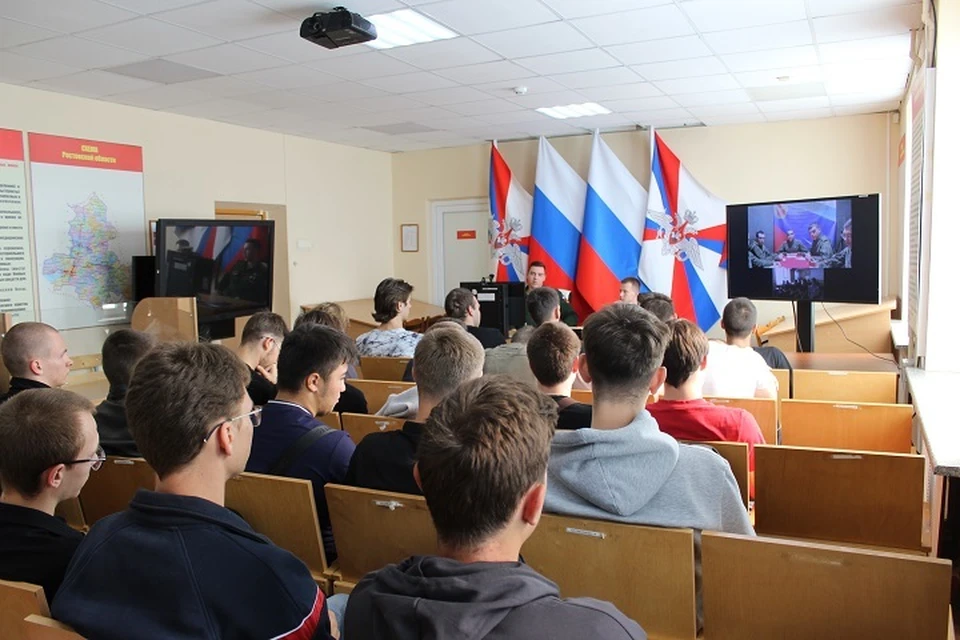 Студенты Донского строительного колледжа приняли участие в телемосте со своими товарищами, которые выполняют задачи в зоне СВО. Фото: пресс-служба правительства Ростовской области.