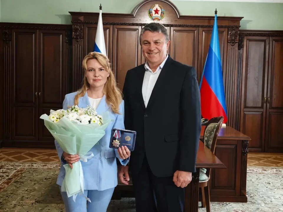 Леонид Пасечник вручил сенатору Дарье Лантратовой орден «За воссоединение». ФОТО: АГ ЛНР