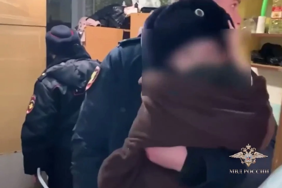 Спасенного из домашнего ада ребенка не во что было одеть, а на улице зима. Его завернули в одеяло, на голову – форменную шапку полицейского и в таком виде отвезли в больницу. Фото: стоп-кадр видео mvdmedia.ru