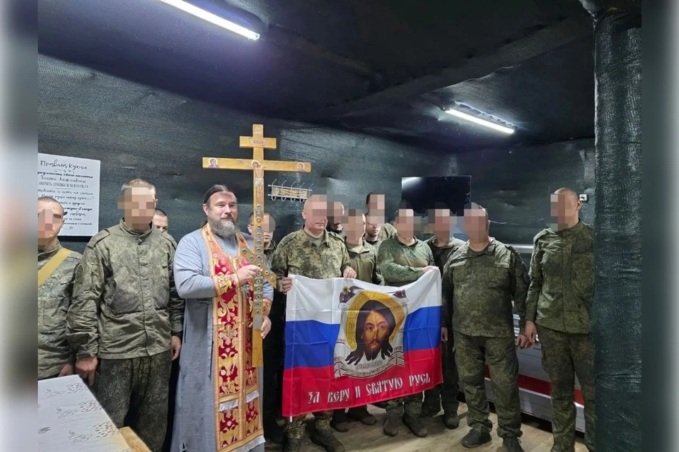 Частицу Животворящего Креста пронесли во воинским частям. Фото: Специальный гуманитарный центр Крымской митрополии