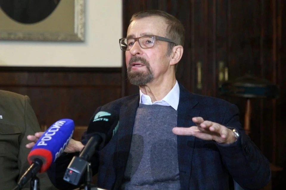 Член Союза писателей России, кандидат социологических наук, почетный профессор Иркутского государственного университета Виктор Бронштейн