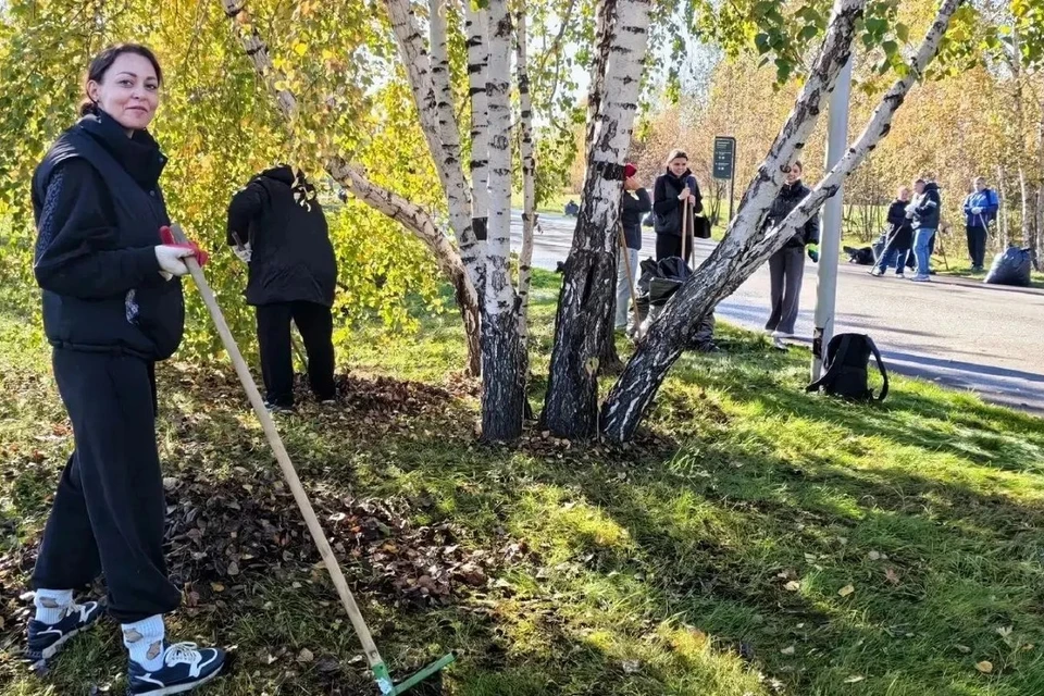 Красноярские спасатели убрали опавшую листву на острове Татышеве. Фото: МЧС