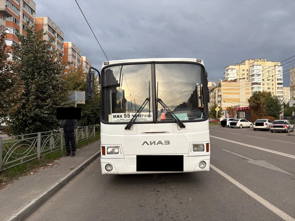 Школьница упала во время движения