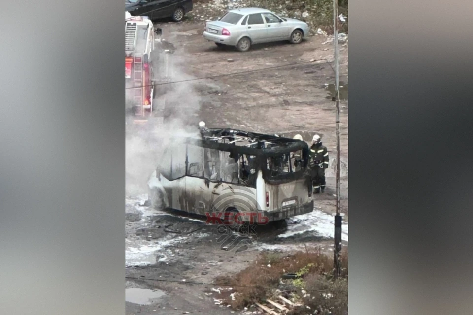 Маршрутка сгорела дотла. Фото: канал «Жесть Омск» в МАХ