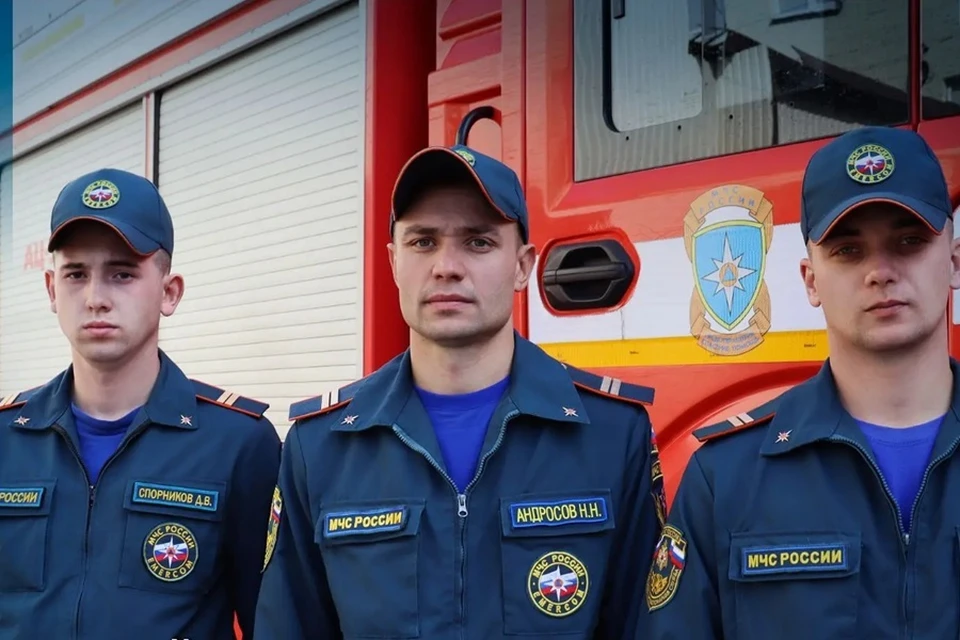 В Харцызске спасатели МЧС вытащили пострадавших из перевернувшегося авто. Фото: МЧС ДНР