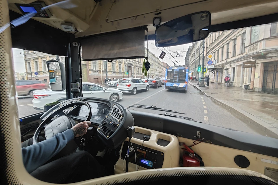 Водитель проигнорировал пассажиров, кричавших ему про упавшую в салоне женщину.