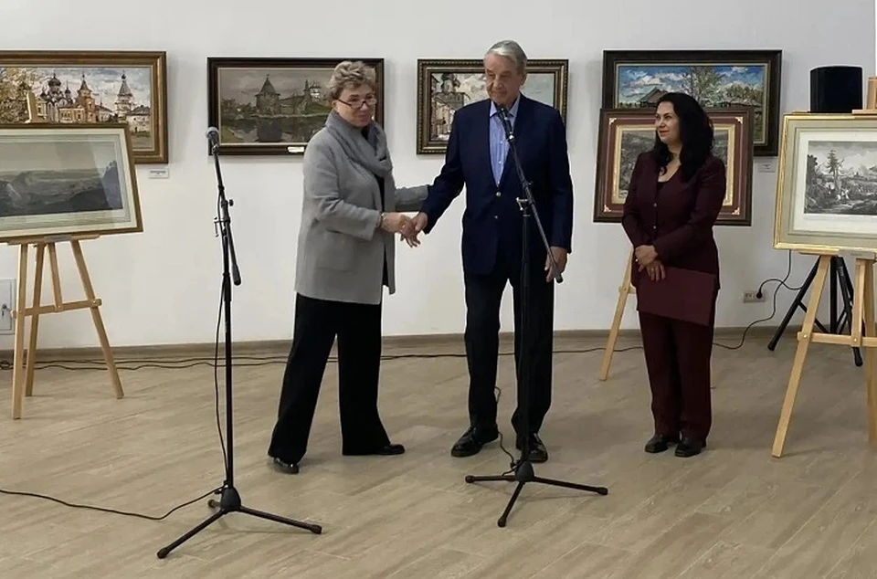 Торжественная передача коллекции. Фото: Тверской объединенный музей.