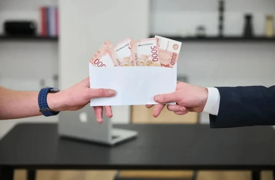 Женщина запрашивала у работодателя больше денег, чем нужно было для выплат пенсий и пособий.
