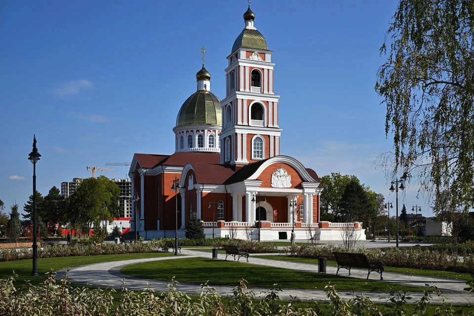 В Майкопе высадили около 10 тысяч растений в сквере у собора. Фото: пресс-службы администрации РА