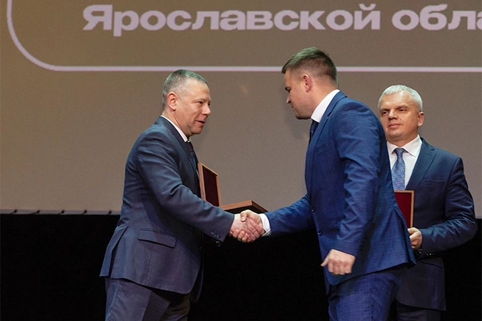 Награду директору «Кромы» Дмитрию Миронову вручил губернатор Ярославской области Михаил Евраев (слева).