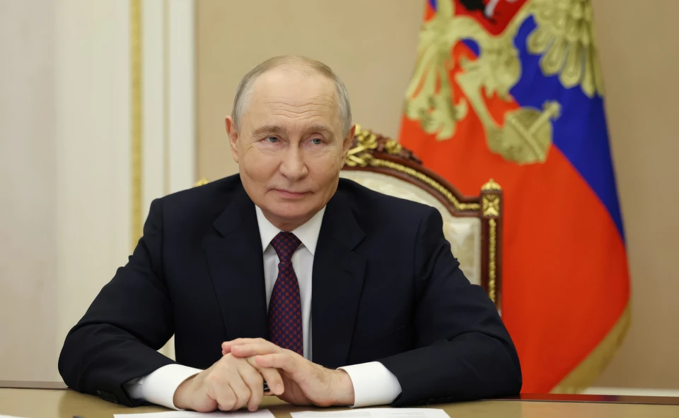 Президент России Владимир Путин присвоил 696-му исследовательско-инструкторскому вертолетному полку почетное наименование «гвардейский». Фото: Vyacheslav Prokofyev/Russian Preside/Global Look Press