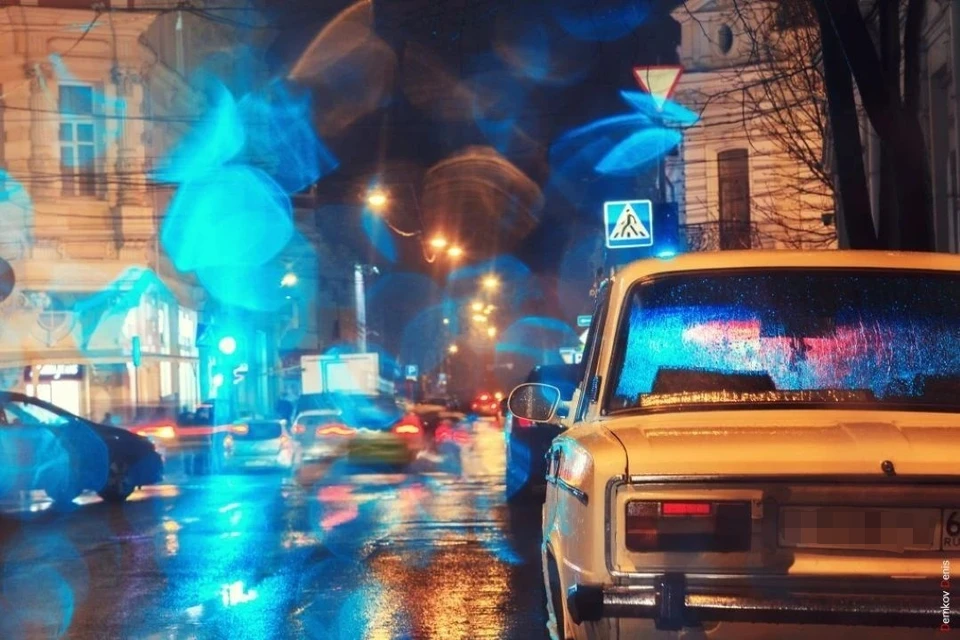 Вечер пятницы, 16 октября, ростовчанам подпортил мощный ливень. Фото: Денис Демков.