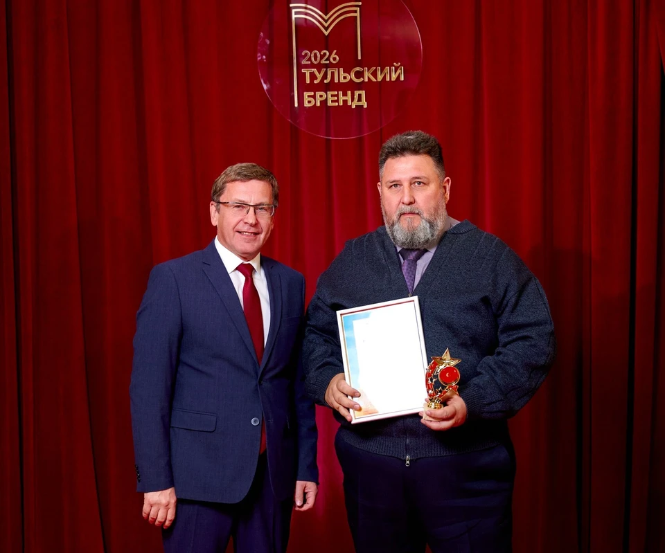 С полученной наградой Дмитрия Голомысова поздравил министр жилищного хозяйства и благоустройства Олег Дючков.