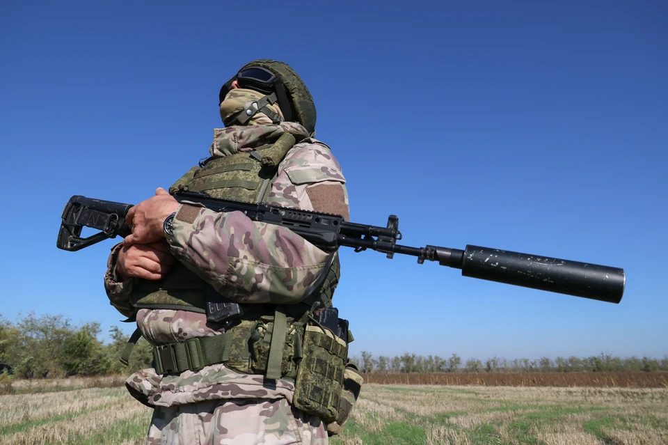 Россия, Запорожская область. Военнослужащий отдельного батальона связи Новороссийского соединения ВДВ во время установки оборудования спутниковой связи. Фото: Александр Полегенько/ТАСС